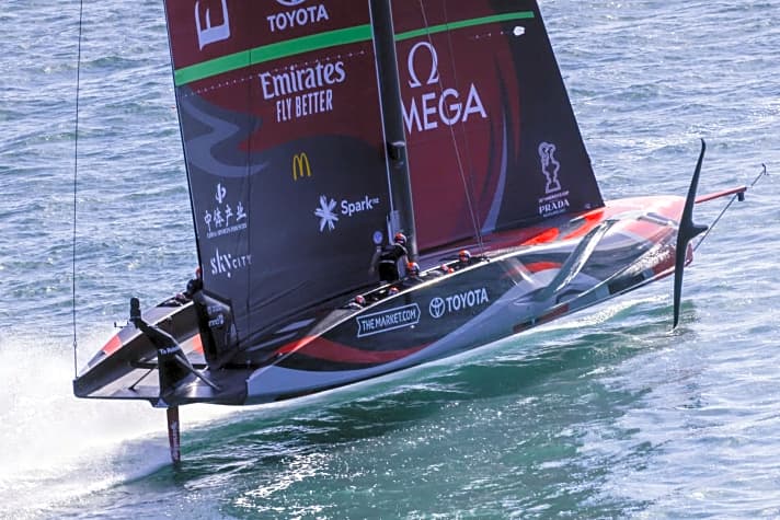   Schnell, schneller, "Te Rehutai": Mit ihrem AC75-Geschoss haben die Neuseeländer erneut ein altes America's-Cup-Gesetz bestätigt: Das schnellste Boot gewinnt die Kanne Studio Borlenghi 