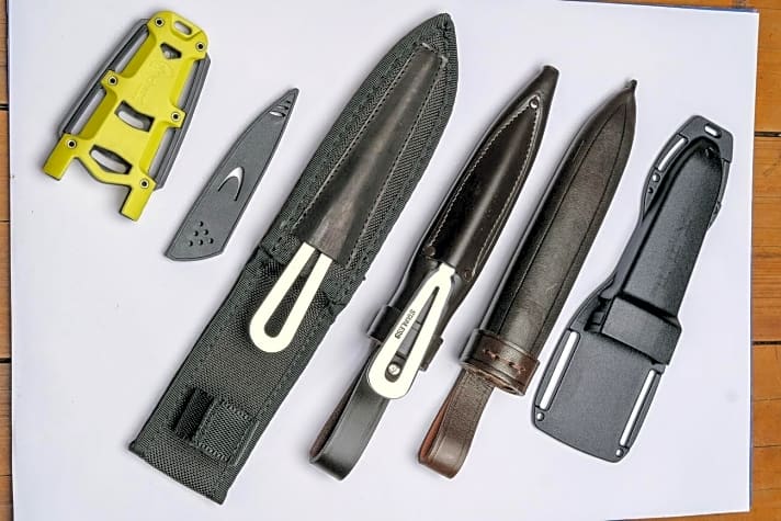   Gut geschützt: Um bei Nichtgebrauch nicht zu verletzen, sind die Test-Messer mit feststehender Klinge mit einer Schutzhülle versehen