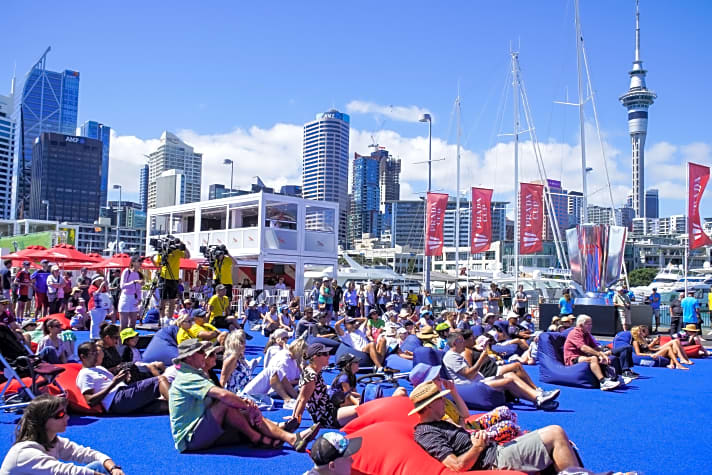   Bislang problemlos möglich: das Fan-Fest im Hafen von Auckland. Nach Bekanntwerden der neuen Covid-Fälle wurden die nächsten Begegnungen vorerst vertagt und der Zugang zum Race Village verboten