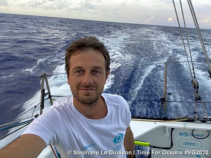   Der 44-jährige "Time for Oceans"-Skipper Stéphane Le Diraison kam am Abend des 11. Februar als 18. ins Ziel seiner ebenfalls zweiten Solo-Runde um die Welt