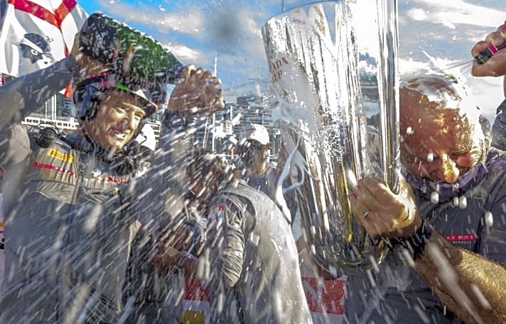  Die Italiener feiern: Co-Steuermann Jimmy Spithill (l.) schöpft in dieser Szene aus dem Vollen, Skipper und Teamchef Max Sirena wird in Champagner gebadet Studio Borlenghi 