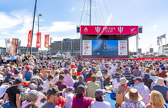   Cup-Paradies Auckland: Die Neuseeländer haben bei strikter Quarantäne-Politik aktuell keine Corona-Probleme. Die Fans konnen das Segelspektakel bei sommerlichem Sonnenschein ohne Sorgen genießen