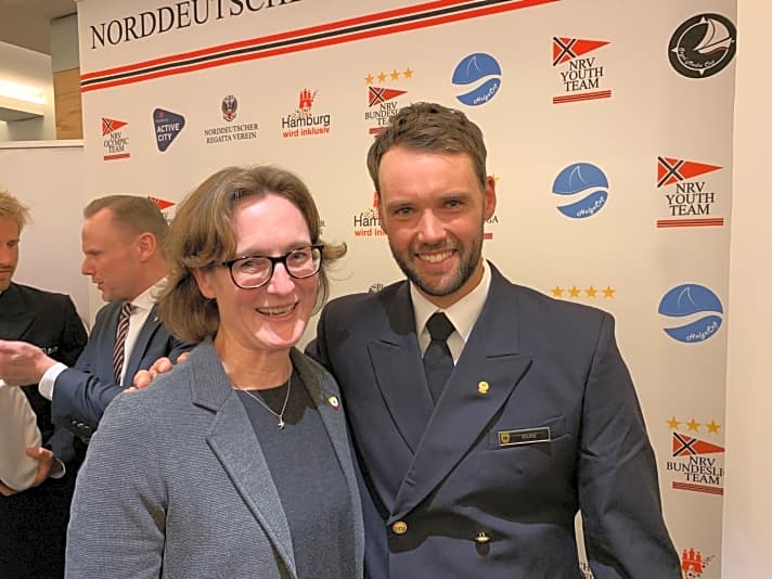   Seit rund zehn Jahren bei der Bundeswehr in Appen bei Hamburg beheimatet: Hauptbootsmann Philipp Buhl, hier mit DSV-Sportdirektorin Nadine Stegenwalner