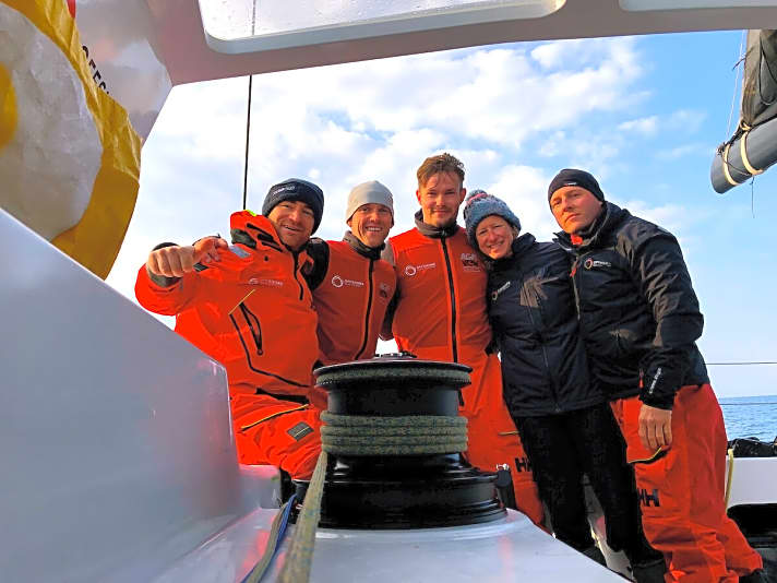   Die "Einstein"-Crew mit Skipper Robert Stanjek (r.) ist vor dem mit Spannung erwarteten Start am Samstag bester Dinge