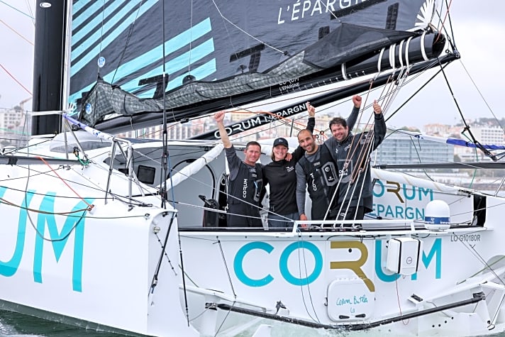   Die Auftaktsieger in der Imoca-Klasse: das Team um Skipper Nicolas Troussel auf "Corum L'Épargne"