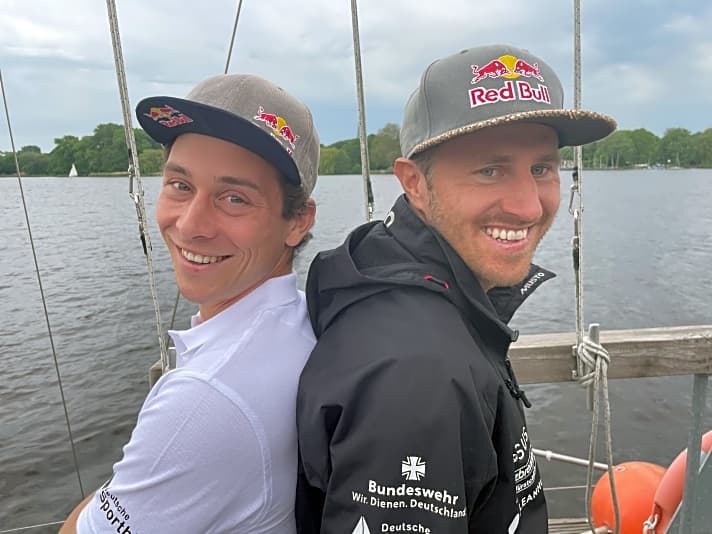   Zwei unterschiedliche Typen, ein erfolgreiches Team: Steuermann Erik Heil (r.) und Thomas Plößel auf dem Steg des Norddeutschen Regatta Vereins in Hamburg