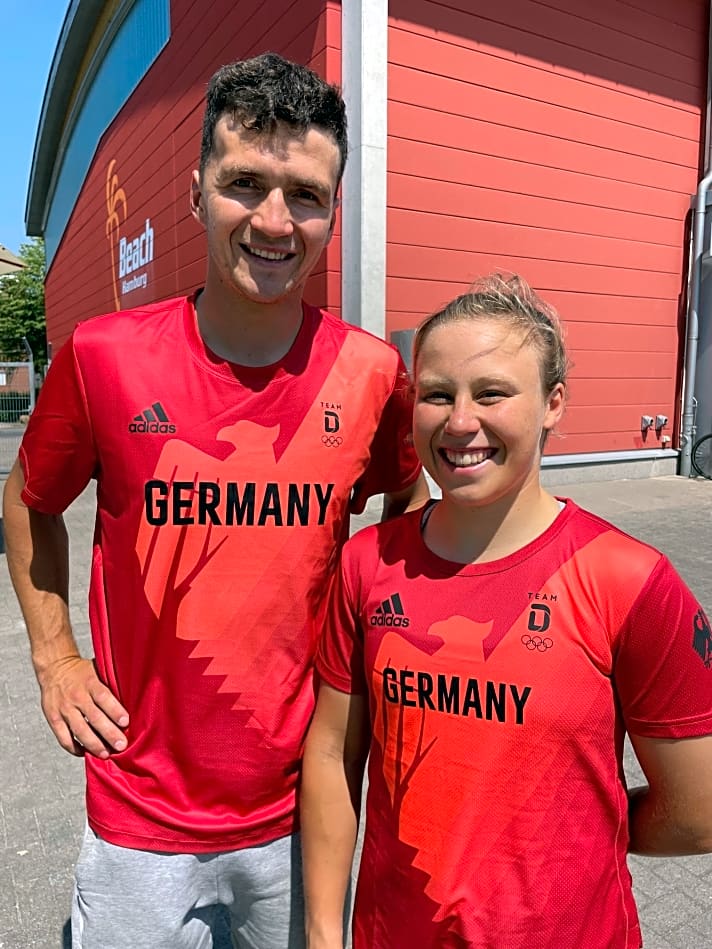   Die Nacra-17-Crew Paul Kohlhoff und Alica Stuhlemmer in den neuen roten Germany-T-Shirts der Olympia-Mannschaft