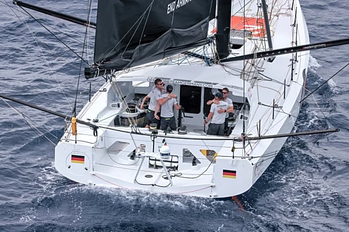   Umarmungen an Bord der "Einstein": Sekunden zuvor hatte das Team unter deutscher Flagge das Ocean Race Europe für sich entschieden