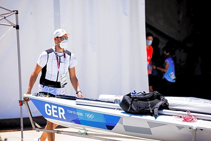   Selbstbewusst und konzentriert schob Philipp Buhl seinen Laser ins Hafenvorfeld. Das ihm zugeloste Boot gefällt ihm gut…