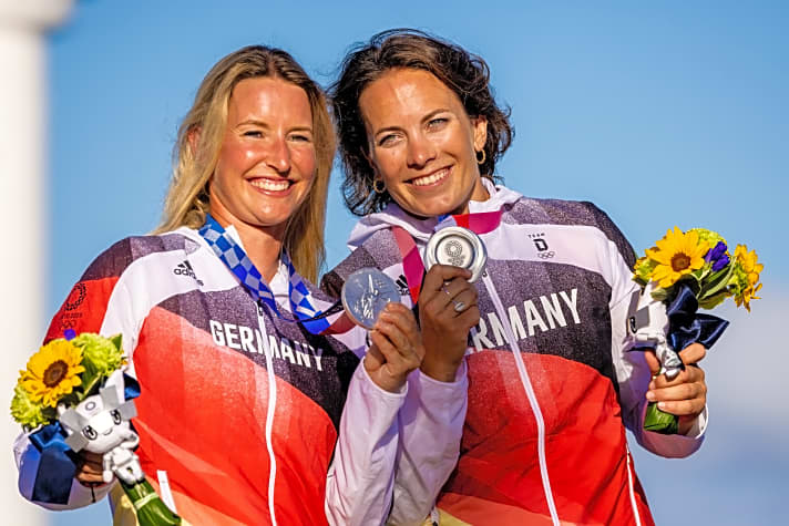   Zwei der sechs deutschen Medaillengewinner der Olympia-Regatta von Enoshima: Tina Lutz und Susann Beucke segelten im 49erFX aufs Podium. Bronze gewannen Erik Heil und Thomas Plößel im 49er sowie Paul Kohlhoff und Alica Stuhlemmer im Nacra 17