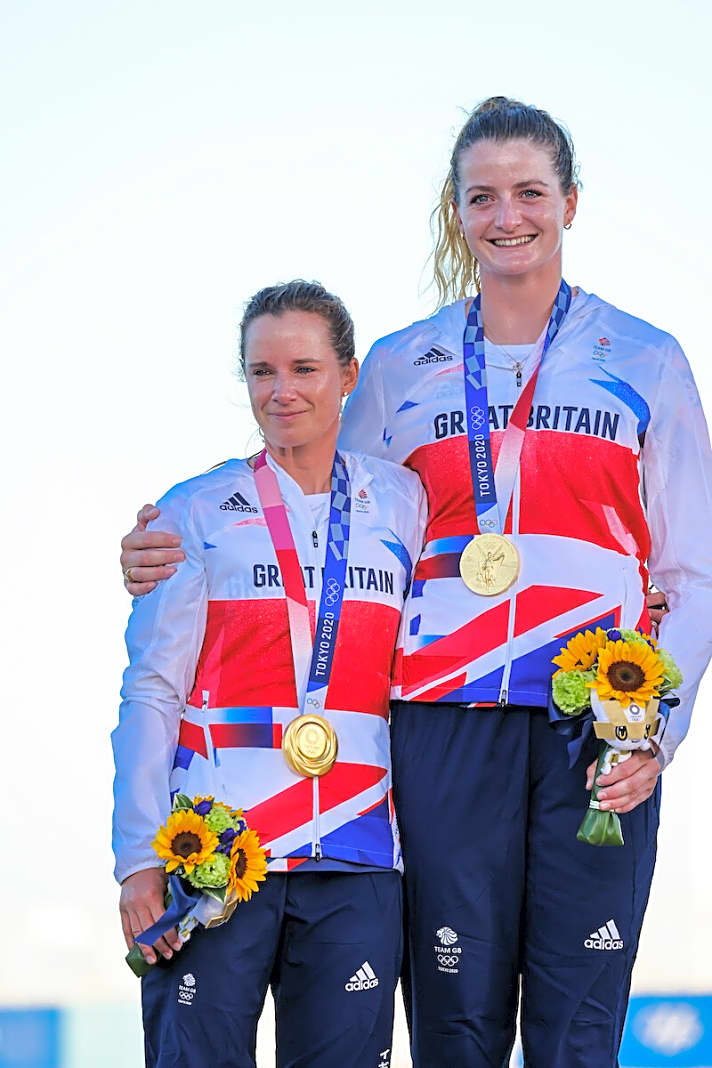   Die britischen 470er-Olympiasiegerinnen Hannah Mills und Eilidh McIntyre. Die Waliserin Mills gewann 2012 mit ihrer damaligen Vorschoterin Saskia Clark Silber, 2016 Gold. Die Weltseglerin von 2016 wurde von der Queen geehrt, trug bei diesen Olympischen Spielen die Flagge für das gesamte britische Team ins Olympia-Stadion und krönte ihre Leistung heute mit dem zweiten Gold
