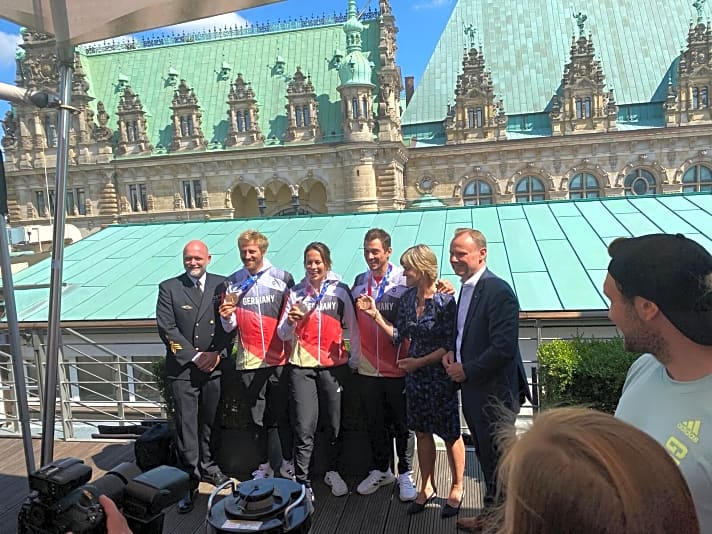   Die Hamburger Segel-Medaillengewinner ehrte Sportsenator Andy Grote mit einem Empfang auf dem Dach der Handelskammer