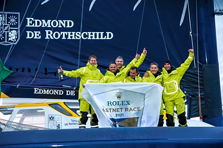   Geschafft: große Freude beim Team der "Maxi Edmond de Rothschild"