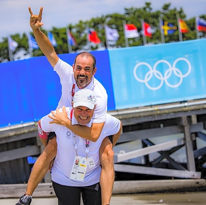   Jesus Renedo trägt Pedro Martinez auf dem Rücken: Die beiden Spanier bilden ein dynamisches Fotografen-Duo, prägen den internationalen Regattasport bei seinen Gipfelstürmen mit ganz eigenen Blickwinkeln und schaffen es auch unter widrigsten Umständen, nie ihre positive Energie zu verlieren: die Sailing Energy