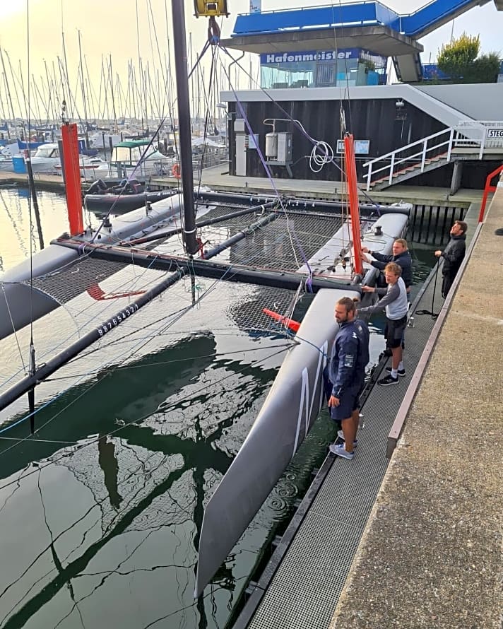   Team Malizia bei der Arbeit im Olympiazentrum Kiel-Schilksee: Hier kommt der GC32-Katamaran „Malizia I“ ins Wasser