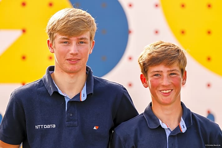   Die jüngsten Sieger bei der Kieler Woche 2021: der erst 13-jährige 29er-Steuermann Anton Sach und sein Bruder Johann