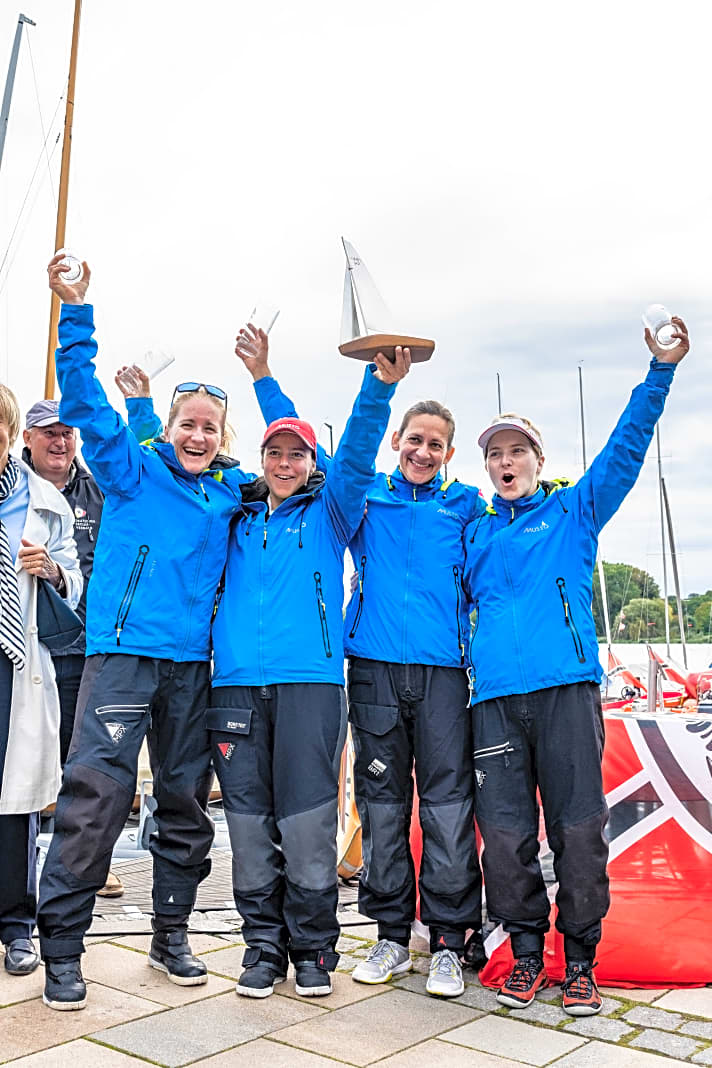   Die Helga-Cup-Siegerinnen 2021 in der J/70: die HSC-Seglerinnen triumphierten zum zweiten Mal in Folge
