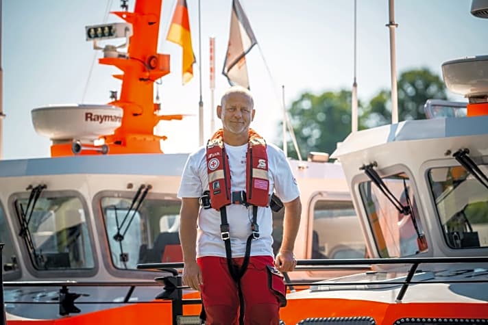   Thomas Baumgärtel, 55, fährt mit dem Trainingsschiff zu den Freiwilligenstationen