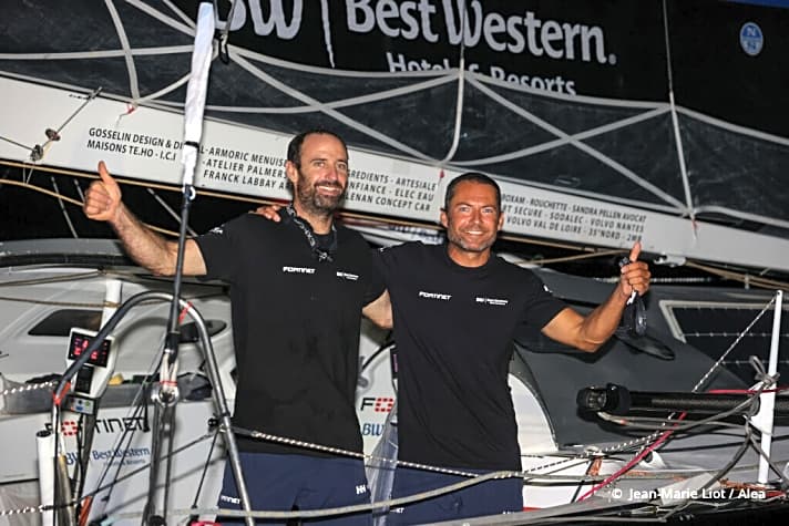   Zufrieden mit ihrem ersten Einsatz auf Boris Herrmanns ehemaliger "Seaexplorer – Yacht Club de Monaco": Romain Attanasio und Sébastien Marsset kamen mit ihrer "Fortinet – Best Western" glücklich als Siebte der Imoca-Wertung ins Ziel