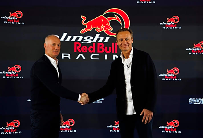   Segler, Alinghi-Gründer und Rennstallbesitzer Ernesto Bertarelli auf der Pressekonferenz beim Handshake mit Doppel-Olympiasieger und Red-Bull-Mann Hans-Peter Steinacher