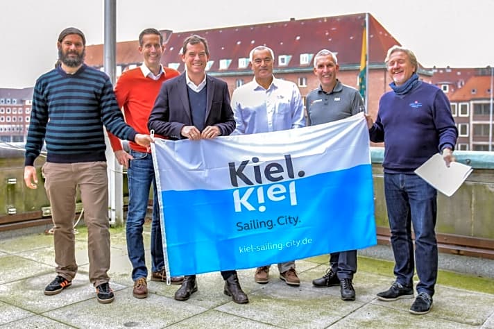   Das Statement-Bild nach der Vertragsunterzeichnung: Kiels Oberbürgermeister Ulf Kämpfer (4.v.r.) und seine Mitstreiter