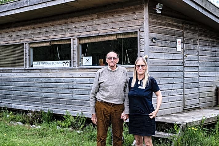   James Wharram mit seiner Frau Hanneke Boon im Sommer 2021 an ihrem Wohnsitz in Cornwall ...