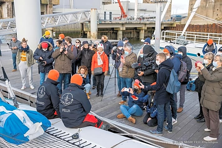  Abschied aus der Wiege des Seesegelsports in Lorient: Die "Use it again!"-Crew kurz vor dem Start zur Weltumsegelung