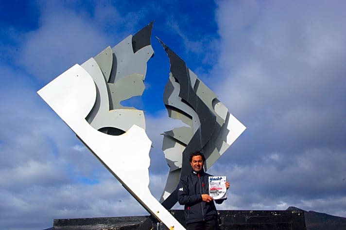   Das berühmte "Albatros"-Kunstwerk von Kap Hoorn, das schon in einem Sturm zerstört worden ist. Davor posiert YACHT-Autor Osvaldo Escobar Torres 2016 mit einer Ausgabe der YACHT in Händen