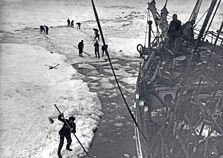   Lange wehrt sich die Crew gegen das Eis. Doch am Ende siegt es und schickt die "Endurance" auf Tiefe