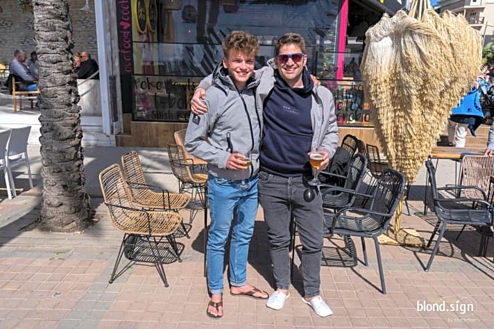   Glücklich gerettet und wieder an Land, wo sie in Palma de Mallorca auf Nachrichten zur Bootsbergung warten: Mini-Skipper Melwin Fink und Marc Menzebach