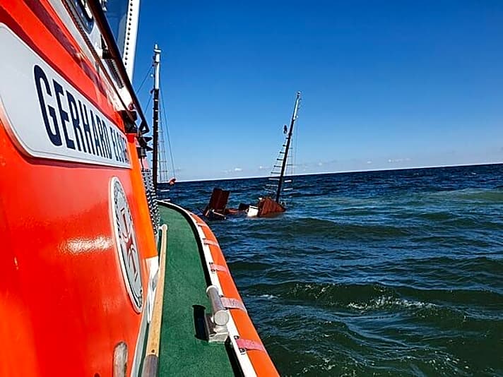   Das Seenotrettungsboot "Gerhard Elsner" sichert den Unglücksort bis zum Eintreffen der Wasserschutzpolizei ab