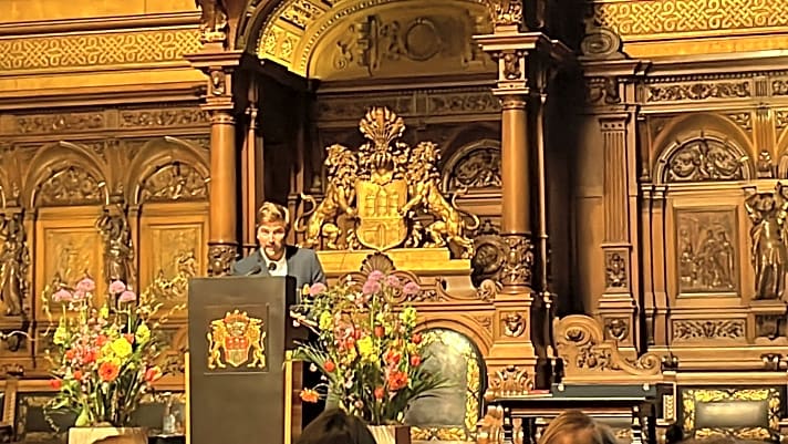   Der Vielgeehrte auf der goldenen Bühne im prächtigen Großen Festsaal des Hamburger Rathauses: Boris Herrmann bedankte sich bei den Veranstaltern und der Stadt Hamburg für ihr Engagement für den Segelsport