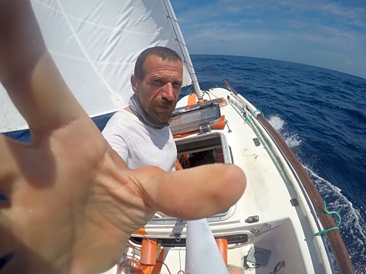   Selfie auf dem Meer. Auf See verlässt der Skipper seine Kajüte in der Regel nicht, sondern streckt nur den Oberkörper raus