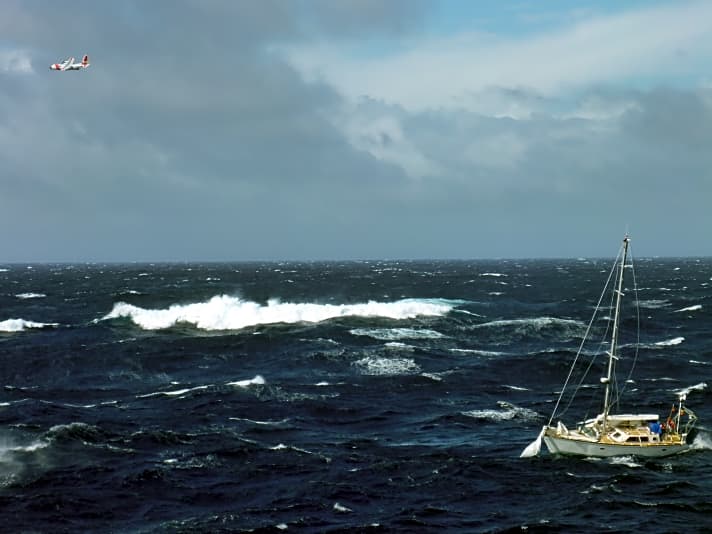   Von Land aus nicht zu retten. 450 Meilen von Cape Cod entfernt in acht Meter hohen Wellen, kann die Coast Guard den Havaristen nicht mit dem Helikopter bergen