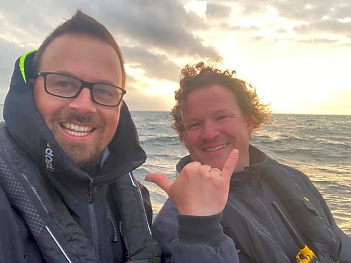   Mehr als zwei, drei Stunden Schlaf war für die beiden Baltic-500-Gründer und Organisatoren vom Yacht Club Strande kaum drin: Cord Hall (l.) und Rasmus Töpsch, hier im Einsatz beim Aufbau der Ziellinie