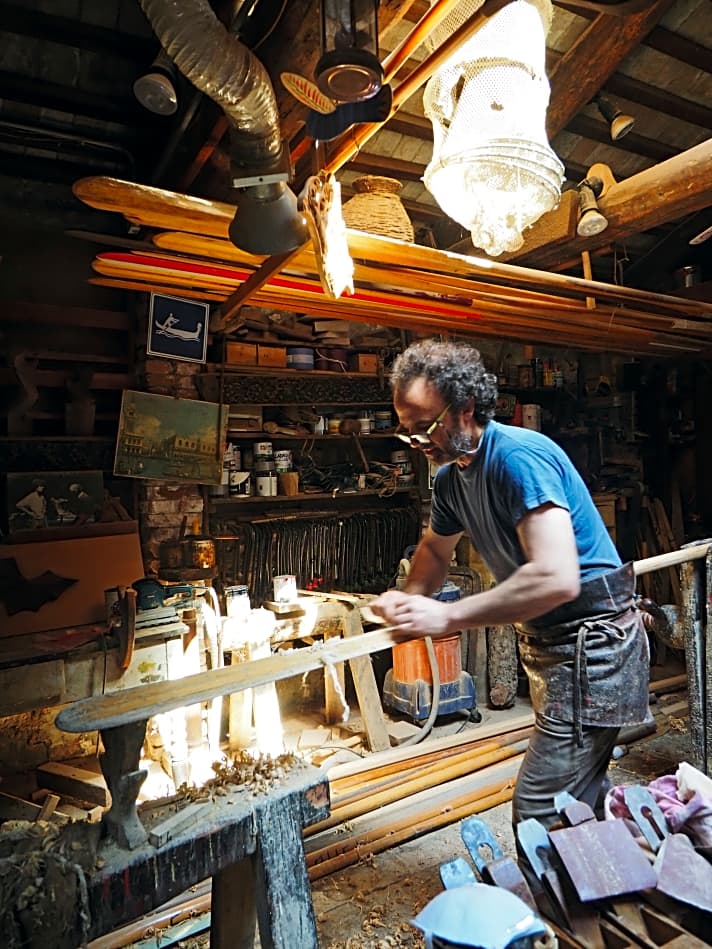   Noch gibt es sie, die Gondelbauer von Venedig. In seiner kleinen Werk­statt verleiht einer von ihnen einem alten Riemen neuen Schliff
