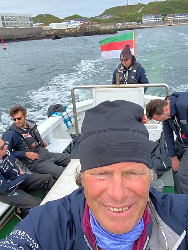   Wettfahrtleiter Albert Schweizer und sein Team im Nordseewoche-Einsatz vor Helgoland