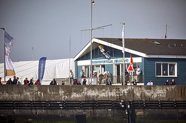   Der Blick auf den Wassersportclub Helgoland und ein Stück vom boot Düsseldorf Race Village