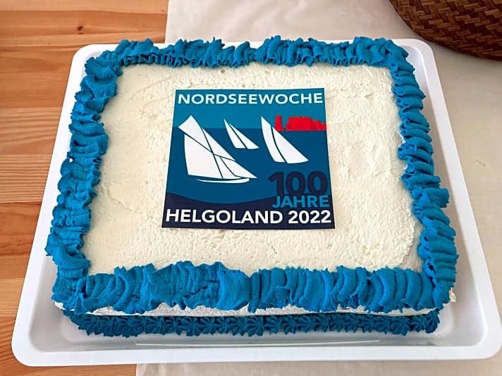   Verdiente Belohnung für das Team der Regattagemeinschaft Nordseewoche und alle engagierten Helfer: Die blau-weiße Torte gab es am Pfingstmontagabend auf der Insel. Tschüss, Helgoland, du warst wirklich gut aufgelegt in diesem Jubiläumsjahr