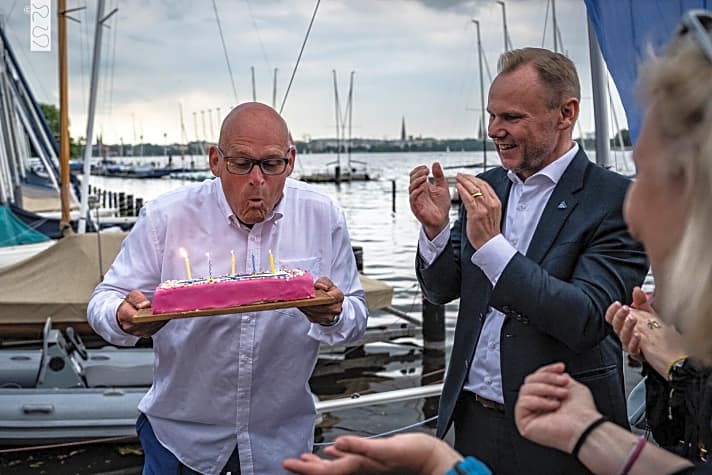   Eine pinkfarbene Jubiläumstorte für den Initiator und Helga-Cup-Generalorganisator Sven Jürgensen. Dazu gibt es auf dem NRV-Steg Beifall von Hamburgs Innen- und Sportsenator Andy Grote, der ein bekennender Helga-Cup-Fan ist und für Hamburg als "Active City" warb
