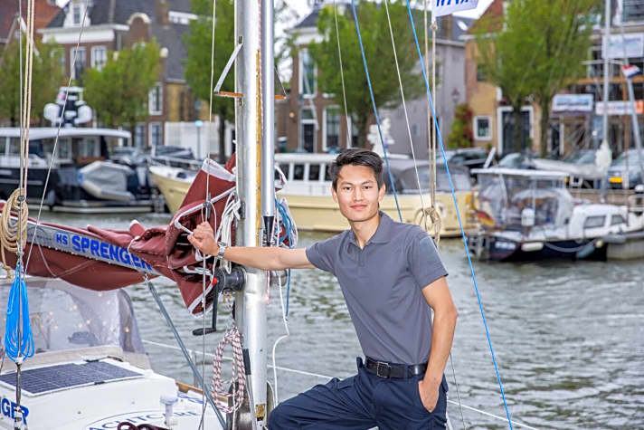   Solo-Segler Li auf dem Vorschiff seines Bootes