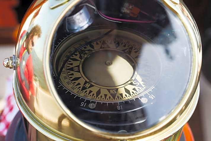   Der Kompass mit seinen rautenförmigen Gradeinteilungen sitzt in einem Messinggehäuse