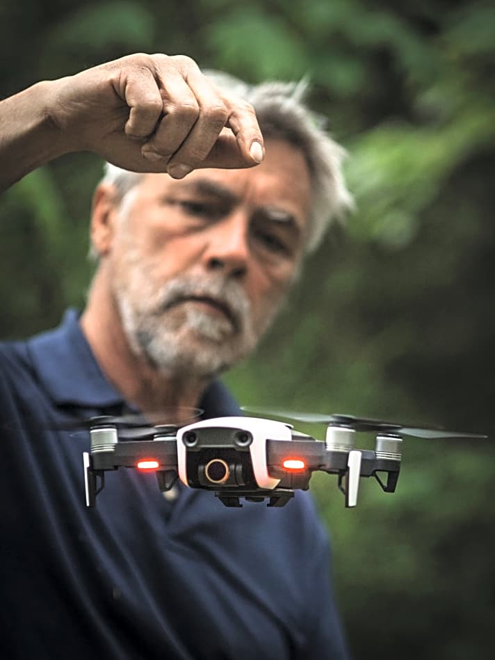   Neben der herkömmlichen Video- oder Spiegelreflexkamera lohnt die Anschaffung einer Drohne für Aufnahmen aus der Luft