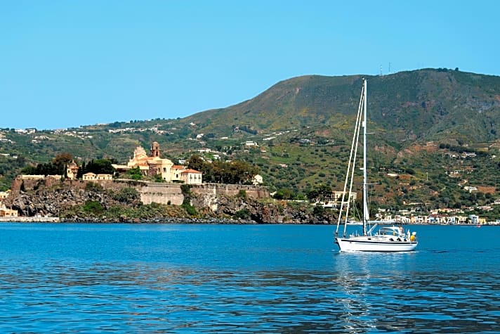   Über der Bucht von Lipari thront eine Burg aus dem 16. Jahrhundert. Yachten können dort ankern