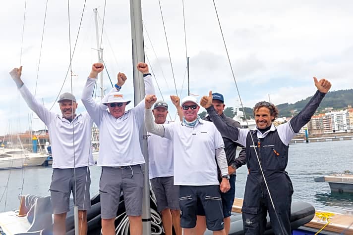   Happy "Momos": Dieter Schöns Sechser-Crew feiert den WM-Titel mit dem neuen Boot
