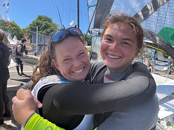   Freuten sich nach einigen mageren Ergebnissen zum Auftakt ihrer gemeinsamen 49er-FX-Olympiakampagne über zwei starke erste Rennen bei ihrem Kieler-Woche-Start: Nadine Böhm und Lena Marie Weißkichel