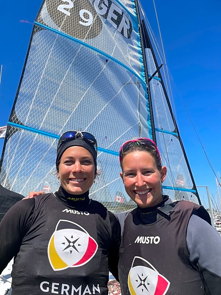   Tina Lutz (r.) und Susann Beucke nehmen nach 5.611 Tagen in einem Boot am letzten Sonntag der 128. Kieler Woche Abschied vom gemeinsamen olympischen Leistungssport