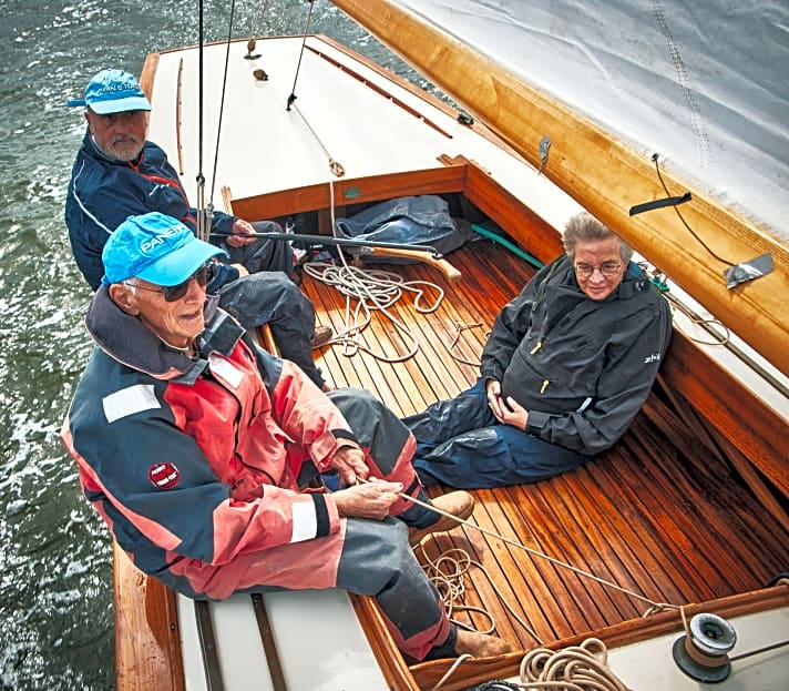   Drei in einem Boot, die Urenkelin eines der Ersteigner, Eigner „Sigi“ Rittler (vorn) und Steuermann Jörg Mössnang 