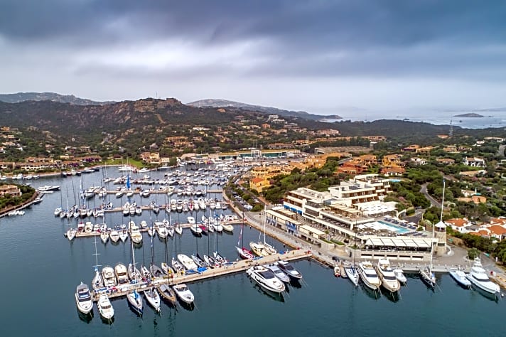   Der gastgebende Yacht Club Costa Smeralda und sein WM-Hafen aus himmlischer Perspektive