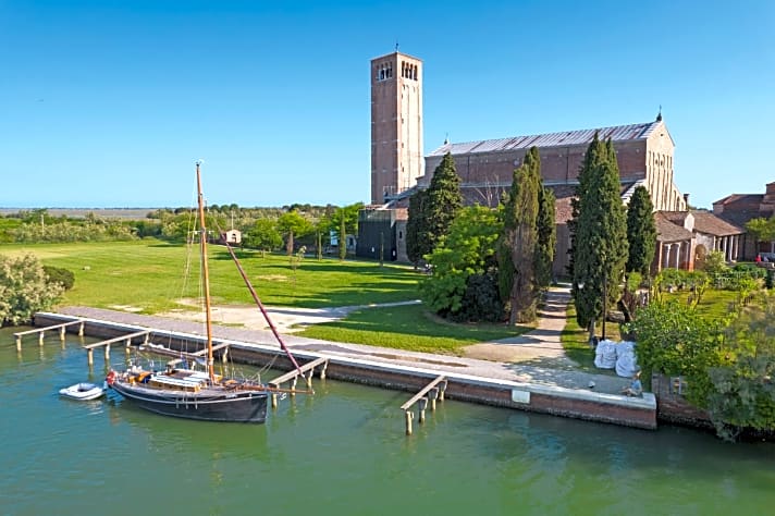   Torcello In der nördlichen Lagune nehmen Fährverkehr und Schiffsdichte ab. Vor dem Dom gibt es ein paar Liegeplätze, die im Sommer gern von Hausbooten belegt sind. In der Nebensaison war es kein Problem, längsseits zu gehen. Auf der Insel gibt es die "Locanda Cipriani" vom Betreiber der berühmten "Harry’s Bar" in Venedig: gut, aber teuer